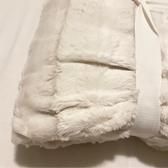 Indigo Cozy Cabin Faux Fur Throw 50” x 60” - Picture 12 of 16